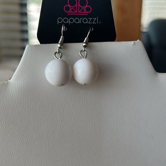 White and silver medium length necklace - Picture 2 of 2